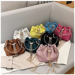 Collection de sacs seaux en strass en huit couleurs avec poignées métalliques