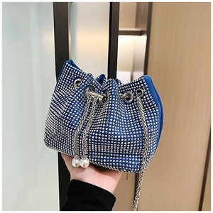 Détail du sac seau en velours bleu avec strass argentés et breloque en perle