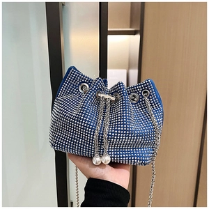 Détail du sac seau bleu roi avec strass étincelants et cordons à grosses perles