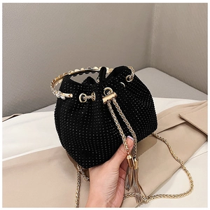 Détail du sac seau noir en strass avec poignée dorée et cordon de serrage à glands