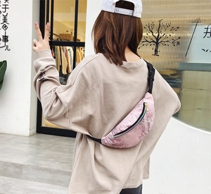 Vue détaillée du sac banane rose effet crocodile avec sangle réglable et zip