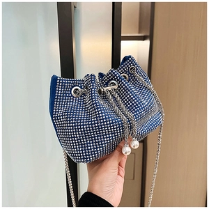 Détail du sac seau bleu en strass avec chaîne argentée et pompons en perles blanches