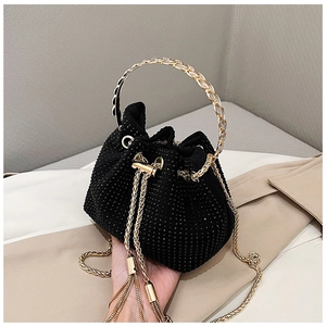 Détail du sac seau noir en strass avec poignée dorée circulaire et cordon à pompons