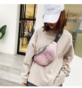 Vue détaillée du sac bandoulière rose à motif serpent avec sangle nylon et fermeture