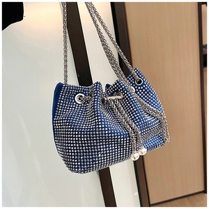Détail du sac seau bleu marine en strass avec cordon en perles et bandoulière chaîne