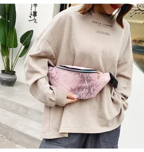 Détail d'un sac banane rose à motif crocodile avec zip doré et sangle en nylon