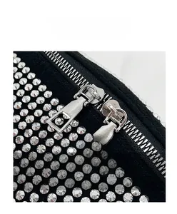 Détail de strass argentés denses et double fermeture éclair sur sac banane noir chic