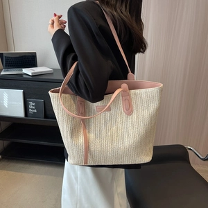 Grand sac cabas tressé en paille avec des lanières en cuir rose et design épuré