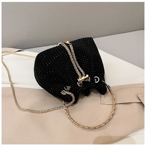 Détail du sac seau à strass noirs avec poignée anneau dorée et chaîne de serrage