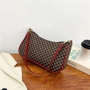Borsa hobo vintage a mezzaluna con motivo monogramma marrone e tracolla rossa vivace