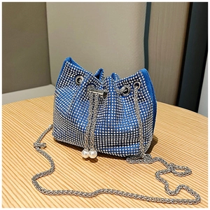 Détail du sac seau en strass bleu avec chaîne argentée et cordon de serrage perle
