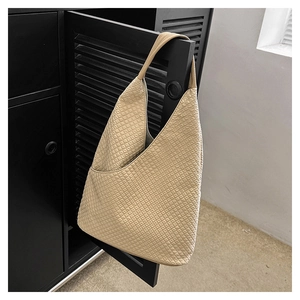 Detailansicht beige Tragetasche mit Rautenprägung und nahtlosem Schultergurt-Design