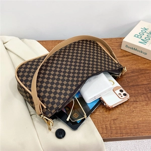 Borsa a mezzaluna vintage con motivi geometrici e ampio spazio interno organizzato