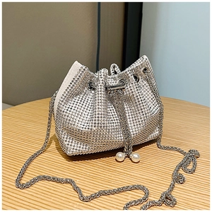 Gros plan détaillé du sac seau en strass avec cordon en perles et chaîne argentée