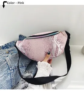 Gros plan sur le sac ceinture rose effet crocodile avec finition métallisée dorée