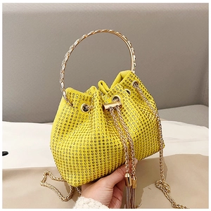 Détail du sac seau jaune à strass avec poignée en anneau doré et bandoulière chaîne