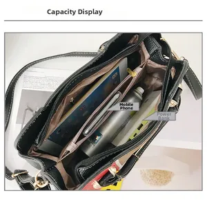 Vue de dessus d'un grand sac à main bicolore avec compartiments internes organisés