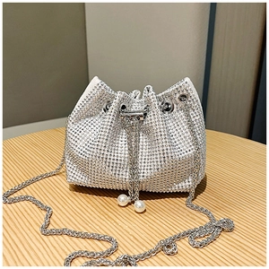 Vue détaillée du sac seau strass argenté avec cordon perle et bandoulière chaîne