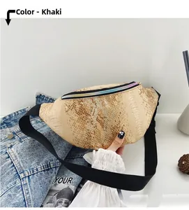 Détail du sac kaki à motif crocodile avec une fermeture éclair métallique arc-en-ciel