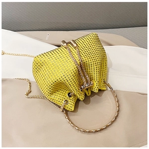 Détail du sac seau vert citron avec strass brillants et poignée en anneau doré chic