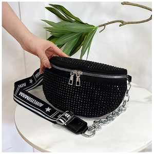 Détail du sac lune en strass noirs avec chaîne argentée et bandoulière tissée étoilée