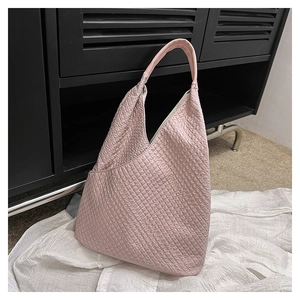 Nahaufnahme der rosa gesteppten Blasenstruktur auf einer stilvollen minimalistischen Handtasche