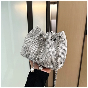 Détail du sac seau en strass argenté montrant des cristaux et un cordon en perles