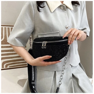 Détail du sac à bandoulière tendance avec strass noirs et chaîne argentée