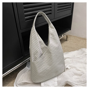 Detailansicht der hellgrauen Hobo-Tasche mit quadratischem Steppmuster auf weißem Stoff