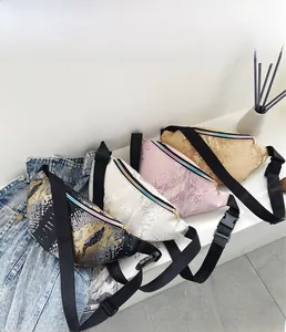 Détail de sacs banane motif crocodile métallisé avec fermetures éclair arc-en-ciel