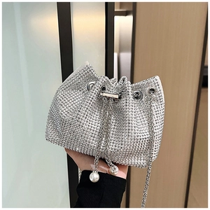 Détail du sac seau en strass argentés avec cordon de serrage et glands en perles