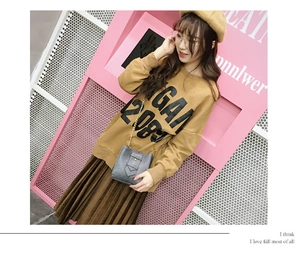 Chic women's gray chain crossbody wallet bag paired with stylish autumn fashion outfit