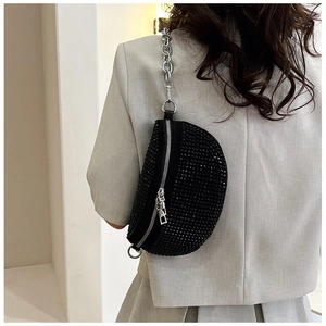 Gros plan d'un sac demi-lune noir avec strass brillants et bandoulière en chaîne argentée