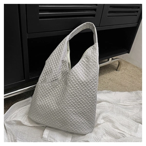 Detailaufnahme der hellgrauen Hobo-Bag mit 3D-Blasenstruktur und minimalistischem Design