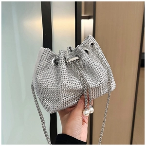 Détails du sac seau en strass argenté avec cordon en perles et fine bandoulière en chaîne