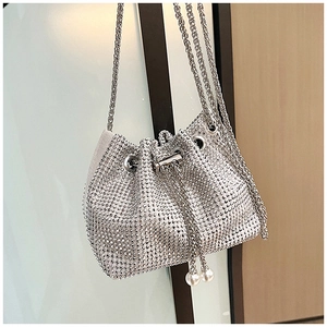 Détail du sac seau en strass argenté avec fermeture à cordon et perles
