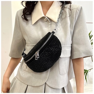 Détail du sac bandoulière avec strass noirs, chaîne argentée et double fermeture éclair