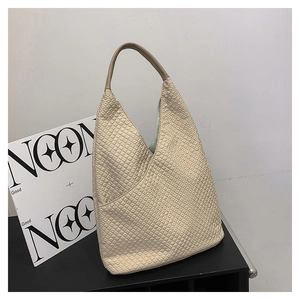 Detailansicht der cremeweißen Hobo-Tasche mit Rautensteppung und breitem Schultergurt