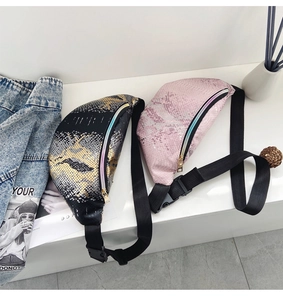 Détails de sacs banane texture serpent avec finition pailletée et fermetures éclair