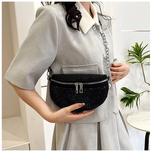 Détail du sac ceinture croissant à strass noirs avec bandoulière chaîne en métal argenté