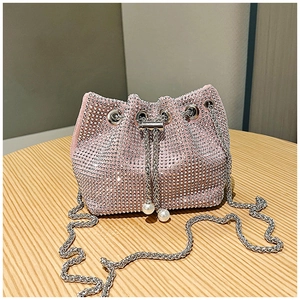 Sac seau rose en strass avec cordon de serrage, perles et une longue chaîne argentée