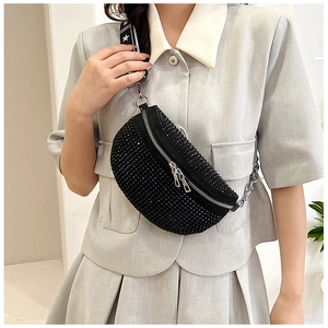 Détail du sac croissant noir avec strass scintillants et bandoulière imprimée d'étoiles