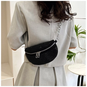 Détail du sac banane noir à strass avec cristaux brillants et bandoulière chaîne