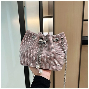 Détails de ce sac seau en strass rose avec chaîne argentée et cordons ornés de perles