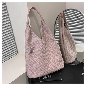 Detail einer rosa Tragetasche mit 3D-Reliefstruktur und breitem Schultergurt-Design