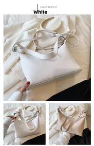Detail von minimalistischen Beuteltaschen aus genarbtem Leder in Weiß und Beige
