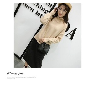 Chic beige knit top and black chain crossbody bag styled with a camel beret for spring