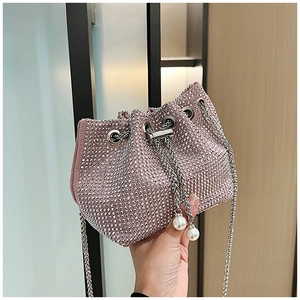 Gros plan sur le sac seau rose à cordon avec strass scintillants et détails de perles