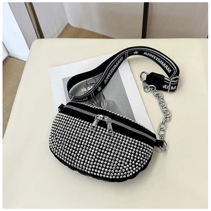 Détail du sac ceinture noir avec strass étincelants et large bandoulière de marque