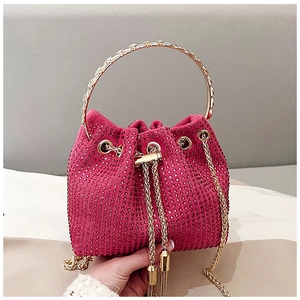 Détails du sac seau en strass magenta avec poignée dorée circulaire et pompons métalliques